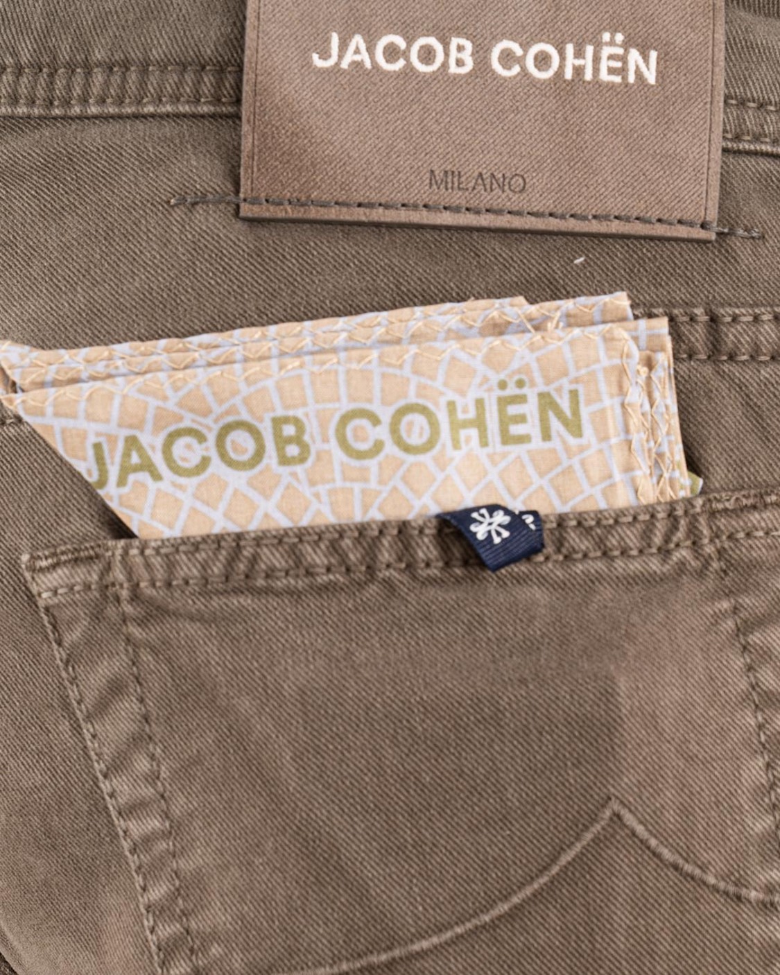 shop JACOB COHEN  Pantalone: Jacob Cohen pantaloni 5 tasche Bard.
Regular-slim fit.
Vita media.
Tessuto diagonale di lyocell e cotone stretch tinto in capo tortora.
Salpa in pelle scamosciata marrone e panna con pattern a laser. Logo ricamato.
Bottone smaltato opaco con motivo circolare e logo 3D, finitura terra.
Include bandana con stampa mosaico e rocchetto di filo.
Patta interna ricamata con nome del pantalone e citazione del fondatore.
Composizione: 49% lyocell, 49% cotone, 2% elastan/spandex.
Made in Italy.. QE004 S4216-R40 number 8541417